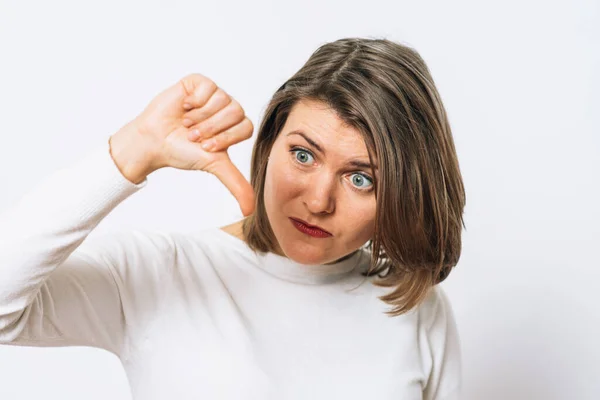 Vrouw Toont Een Duim Naar Beneden Gebaar — Stockfoto