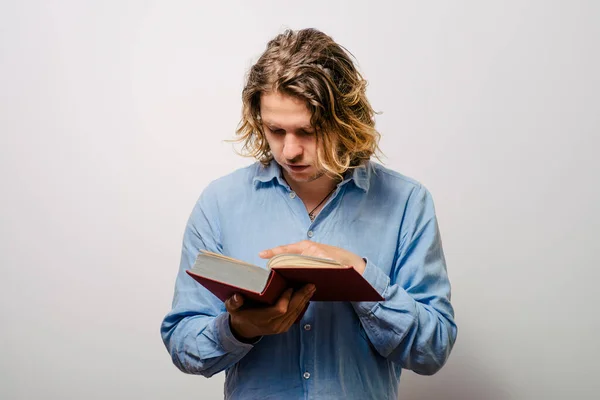 Man Met Een Boek — Stockfoto