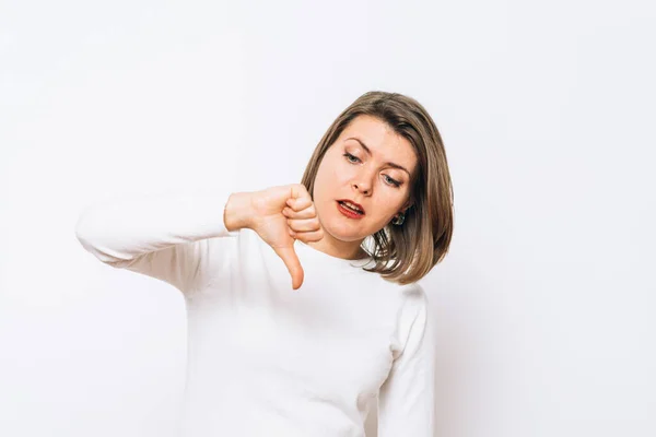 Mujer Mostrando Gesto Pulgar Hacia Abajo — Foto de Stock