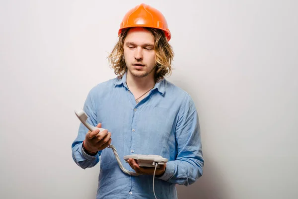 Jungunternehmer Telefoniert Büro Bau — Stockfoto