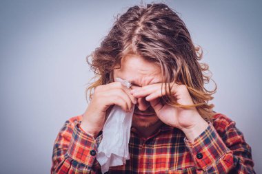 Stüdyo arka plandaki adam