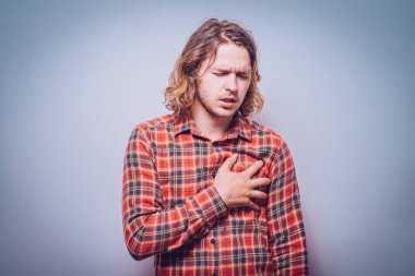 Kalp krizi geçiren bir adam.