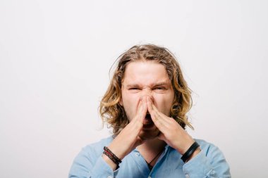 Stüdyo arka plandaki adam