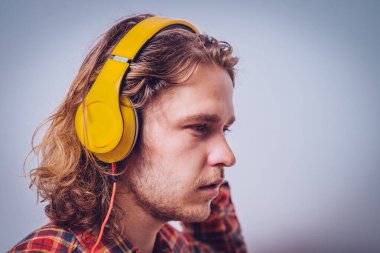 Stüdyo arka plandaki adam