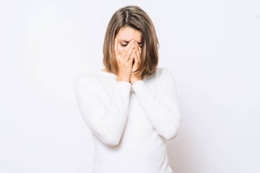  Kadın elini yüzünü kapatıyor.