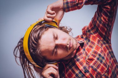 Stüdyo arka plandaki adam