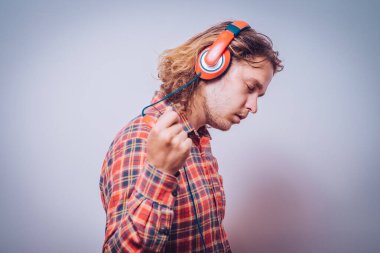 Stüdyo arka plandaki adam