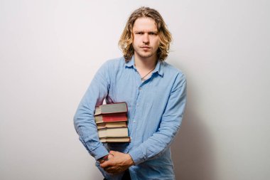 Elinde kitap olan adam.