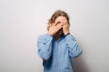 Parmaklarından İzle.