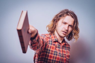 Elinde kitap olan adam.