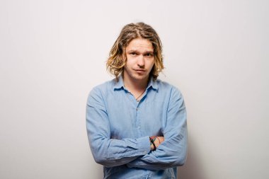 Kollarını kavuşturmuş bir adamın portresi.