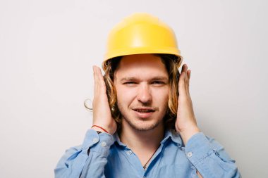 Stüdyo arka plandaki adam