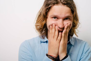 Stüdyo arka plandaki adam