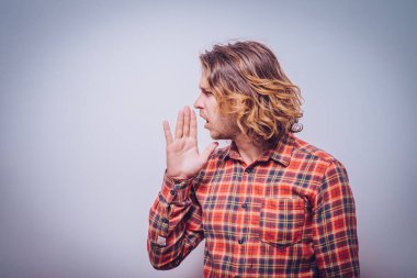 Stüdyo arka plandaki adam