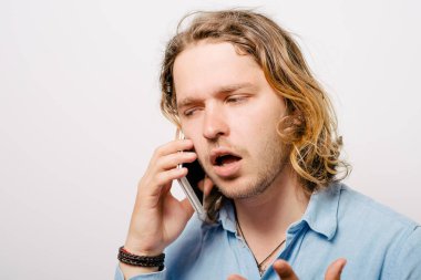 Stüdyo arka plandaki adam