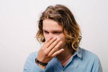 Leş gibi kokuyor. Adamın burnunu kapatır.