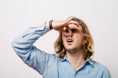 Leş gibi kokuyor. Adamın burnunu kapatır.