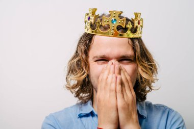 Adam gülüyor ve ağzını kapatıyor.