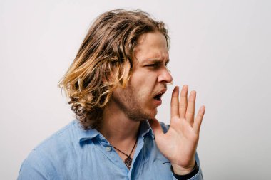 Stüdyo arka plandaki adam