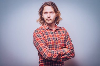 Kollarını kavuşturmuş bir adamın portresi.