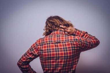 Boyun ağrısı. Arkadaki adam