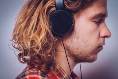 Stüdyo arka plandaki adam