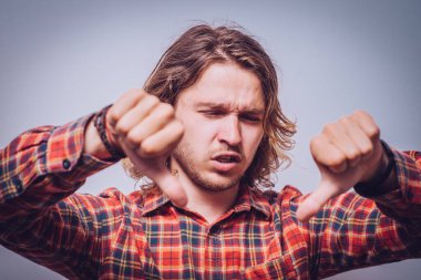 Adam baş parmak hareketi gösteriyor.