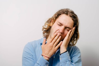 Stüdyo arka plandaki adam