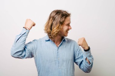 Stüdyo arka plandaki adam