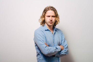 Kollarını kavuşturmuş bir adamın portresi.