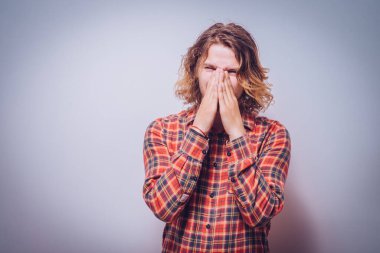 Stüdyo arka plandaki adam