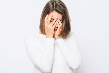  Kadın elini yüzünü kapatıyor.