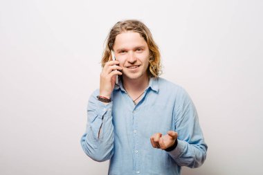 Stüdyo arka plandaki adam