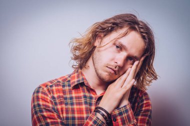 Stüdyo arka plandaki adam