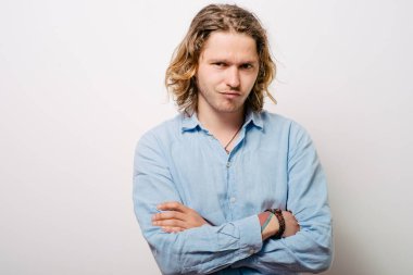 Kollarını kavuşturmuş bir adamın portresi.