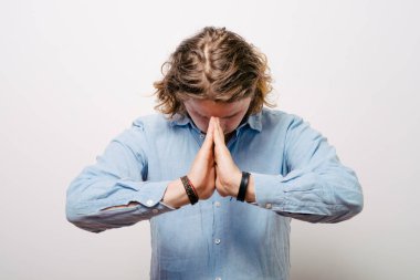 Stüdyo arka plandaki adam