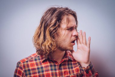 Stüdyo arka plandaki adam