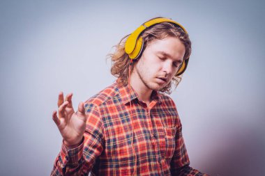 Stüdyo arka plandaki adam