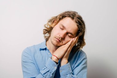 Stüdyo arka plandaki adam