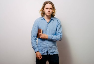 Elinde kitap olan adam.