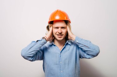 Stüdyoda poz veren adam