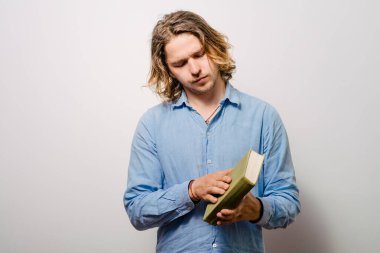 Elinde kitap olan adam.