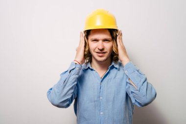 Stüdyoda poz veren adam