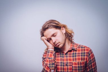 Stüdyoda poz veren adam