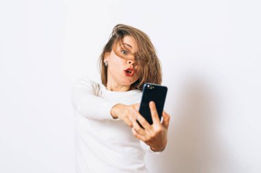 Stüdyo arka planında bir kadın