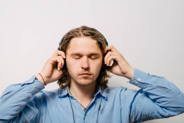 Stüdyoda poz veren adam