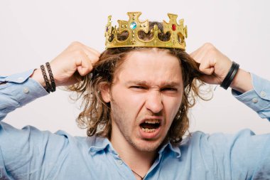 Stüdyoda poz veren adam