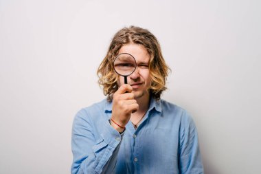 Elinde büyüteç olan adam.