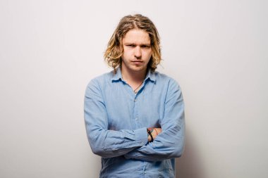 Kollarını kavuşturmuş bir adamın portresi.