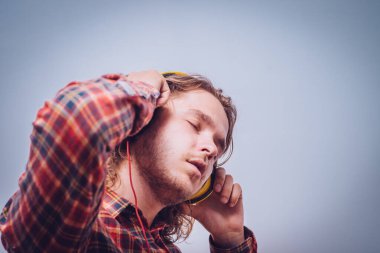 Stüdyoda poz veren adam